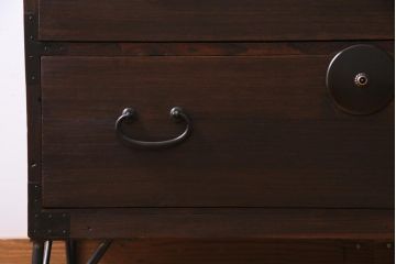 リメイク家具　総桐材　銅金具　鉄脚　趣きあふれる佇まいが魅力的な時代箪笥ローチェスト(リビングボード、衣装箪笥、引き出し、桐箪笥、桐たんす)