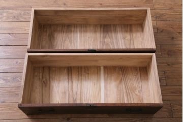 リメイク家具　総桐材　銅金具　鉄脚　趣きあふれる佇まいが魅力的な時代箪笥ローチェスト(リビングボード、衣装箪笥、引き出し、桐箪笥、桐たんす)