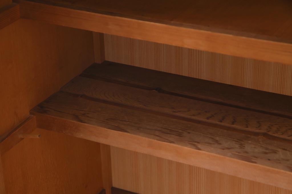 ビンテージ家具　ビンテージ　柔らかな木肌が上品な雰囲気を醸し出す置水屋(茶水屋、収納棚)