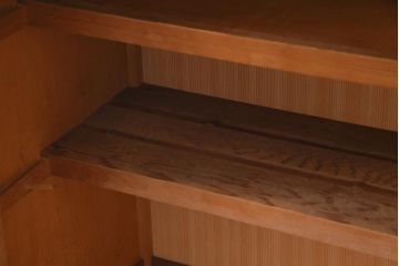 ビンテージ家具　ビンテージ　柔らかな木肌が上品な雰囲気を醸し出す置水屋(茶水屋、収納棚)