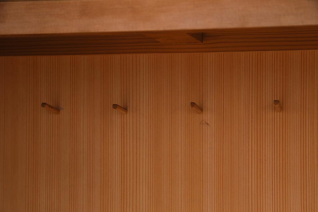 ビンテージ家具　ビンテージ　柔らかな木肌が上品な雰囲気を醸し出す置水屋(茶水屋、収納棚)