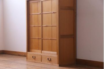 ビンテージ家具　ビンテージ　柔らかな木肌が上品な雰囲気を醸し出す置水屋(茶水屋、収納棚)