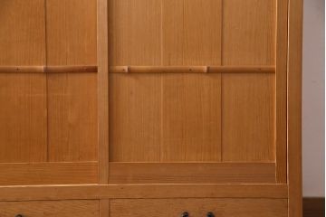 ビンテージ家具　ビンテージ　柔らかな木肌が上品な雰囲気を醸し出す置水屋(茶水屋、収納棚)