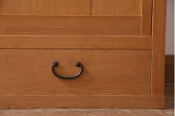 ビンテージ家具　ビンテージ　柔らかな木肌が上品な雰囲気を醸し出す置水屋(茶水屋、収納棚)