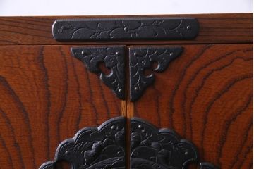 中古　伝統民芸家具　岩谷堂箪笥　観音開きの戸棚がついた立長箪笥(ハイチェスト、和タンス)