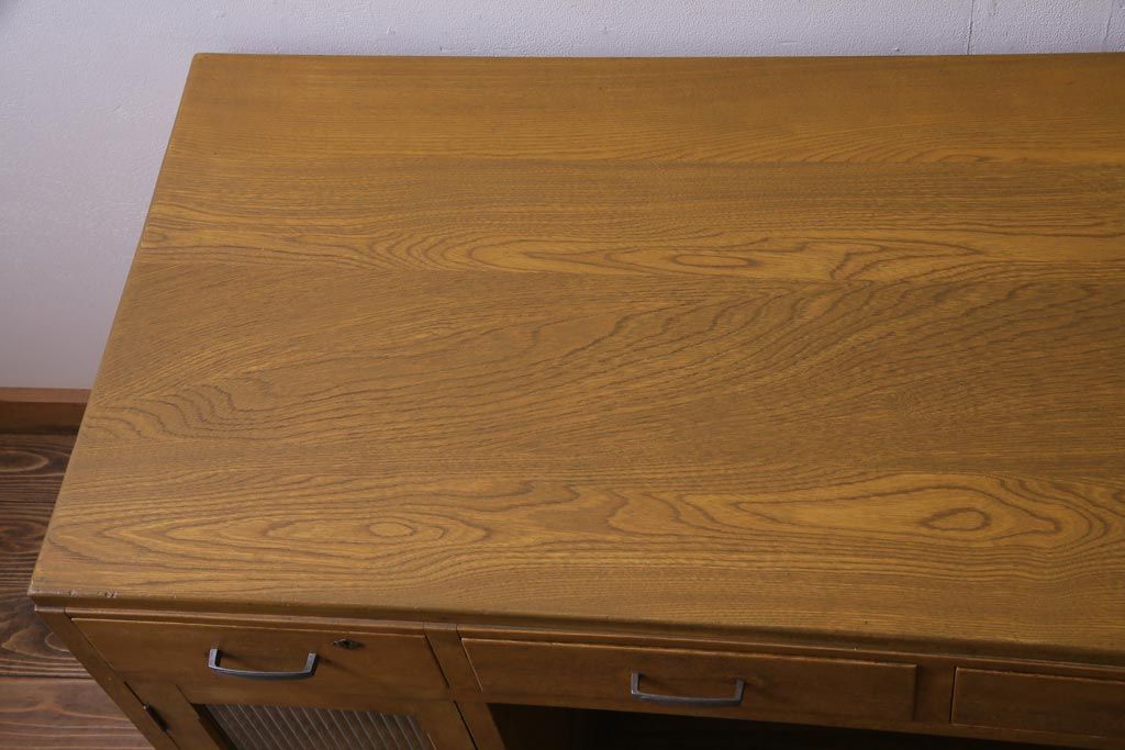 アンティーク家具　昭和中期　モールガラス入り　ナラ材　懐かしさ漂う明るい木色の両袖デスク(作業台、机、在宅ワーク、在宅用)