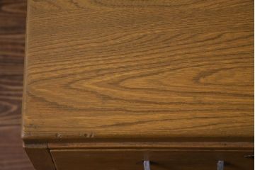 アンティーク家具　昭和中期　モールガラス入り　ナラ材　懐かしさ漂う明るい木色の両袖デスク(作業台、机、在宅ワーク、在宅用)