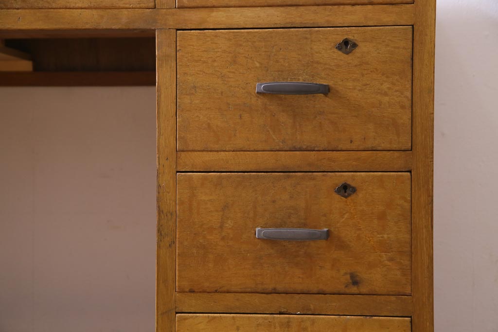 アンティーク家具　昭和中期　モールガラス入り　ナラ材　懐かしさ漂う明るい木色の両袖デスク(作業台、机、在宅ワーク、在宅用)