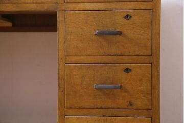 アンティーク家具　昭和中期　モールガラス入り　ナラ材　懐かしさ漂う明るい木色の両袖デスク(作業台、机、在宅ワーク、在宅用)