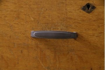 アンティーク家具　昭和中期　モールガラス入り　ナラ材　懐かしさ漂う明るい木色の両袖デスク(作業台、机、在宅ワーク、在宅用)