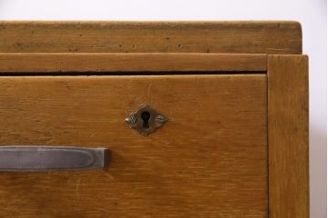 アンティーク家具　昭和中期　モールガラス入り　ナラ材　懐かしさ漂う明るい木色の両袖デスク(作業台、机、在宅ワーク、在宅用)