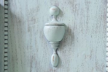 アンティーク家具　フランスアンティーク　シャビーな風合いがおしゃれな鏡付きのペイントサイドボード(ドレッシングチェスト)