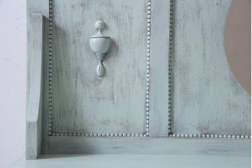 アンティーク家具　フランスアンティーク　シャビーな風合いがおしゃれな鏡付きのペイントサイドボード(ドレッシングチェスト)