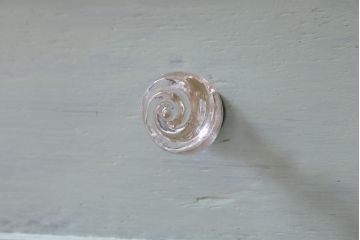 アンティーク家具　フランスアンティーク　シャビーな風合いがおしゃれな鏡付きのペイントサイドボード(ドレッシングチェスト)