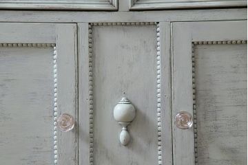 アンティーク家具　フランスアンティーク　シャビーな風合いがおしゃれな鏡付きのペイントサイドボード(ドレッシングチェスト)