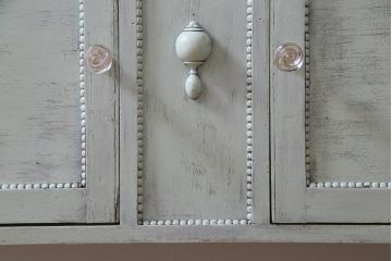 アンティーク家具　フランスアンティーク　シャビーな風合いがおしゃれな鏡付きのペイントサイドボード(ドレッシングチェスト)