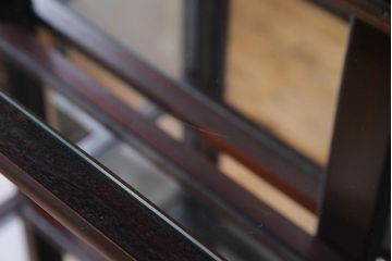 ヴィンテージ家具　ビンテージ　唐木材　浮き彫りが目を引くアジアンテイストのショーケース(ガラスケース、飾り棚)