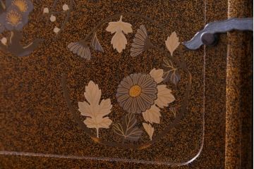 中古　山本幸三郎　輪島塗　梨地　研ぎ出し蒔絵　草花の図　飾棚(飾り棚、茶棚)(定価約300万円)