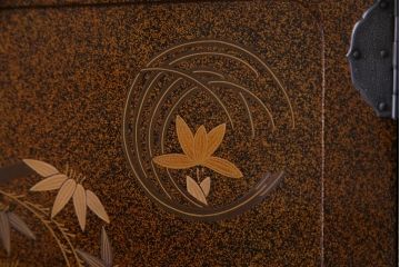 中古　山本幸三郎　輪島塗　梨地　研ぎ出し蒔絵　草花の図　飾棚(飾り棚、茶棚)(定価約300万円)
