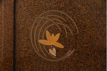 中古　山本幸三郎　輪島塗　梨地　研ぎ出し蒔絵　草花の図　飾棚(飾り棚、茶棚)(定価約300万円)