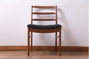 ヴィンテージ家具　北欧ビンテージ　チーク材　黒の座面が大人の雰囲気漂うダイニングチェア(椅子、ワークチェア)(1)