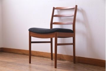 ヴィンテージ家具　北欧ビンテージ　チーク材　黒の座面が大人の雰囲気漂うダイニングチェア(椅子、ワークチェア)(1)