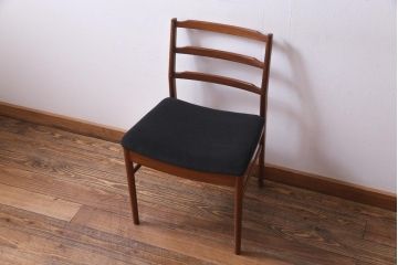 ヴィンテージ家具　北欧ビンテージ　チーク材　黒の座面が大人の雰囲気漂うダイニングチェア(椅子、ワークチェア)(1)