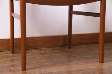 ヴィンテージ家具　北欧ビンテージ　チーク材　黒の座面が大人の雰囲気漂うダイニングチェア(椅子、ワークチェア)(1)