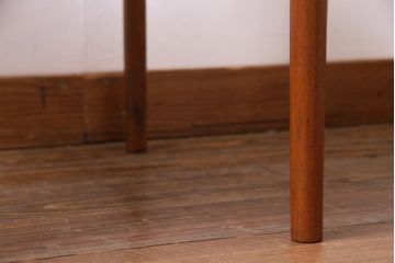 ヴィンテージ家具　北欧ビンテージ　チーク材　黒の座面が大人の雰囲気漂うダイニングチェア(椅子、ワークチェア)(1)