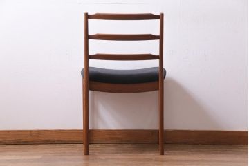 ヴィンテージ家具　北欧ビンテージ　チーク材　黒の座面が大人の雰囲気漂うダイニングチェア(椅子、ワークチェア)(1)