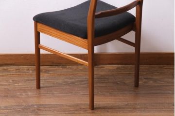 ヴィンテージ家具　北欧ビンテージ　チーク材　黒の座面が大人の雰囲気漂うダイニングチェア(椅子、ワークチェア)(1)