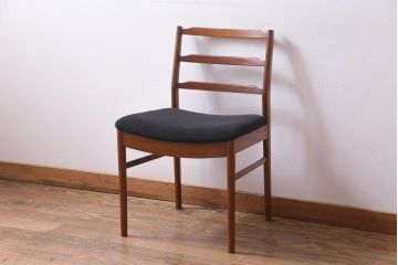 ヴィンテージ家具　北欧ビンテージ　チーク材　黒の座面が大人の雰囲気漂うダイニングチェア(椅子、ワークチェア)(1)