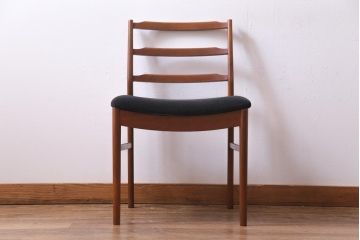 ヴィンテージ家具　北欧ビンテージ　チーク材　黒の座面が大人の雰囲気漂うダイニングチェア(椅子、ワークチェア)(2)