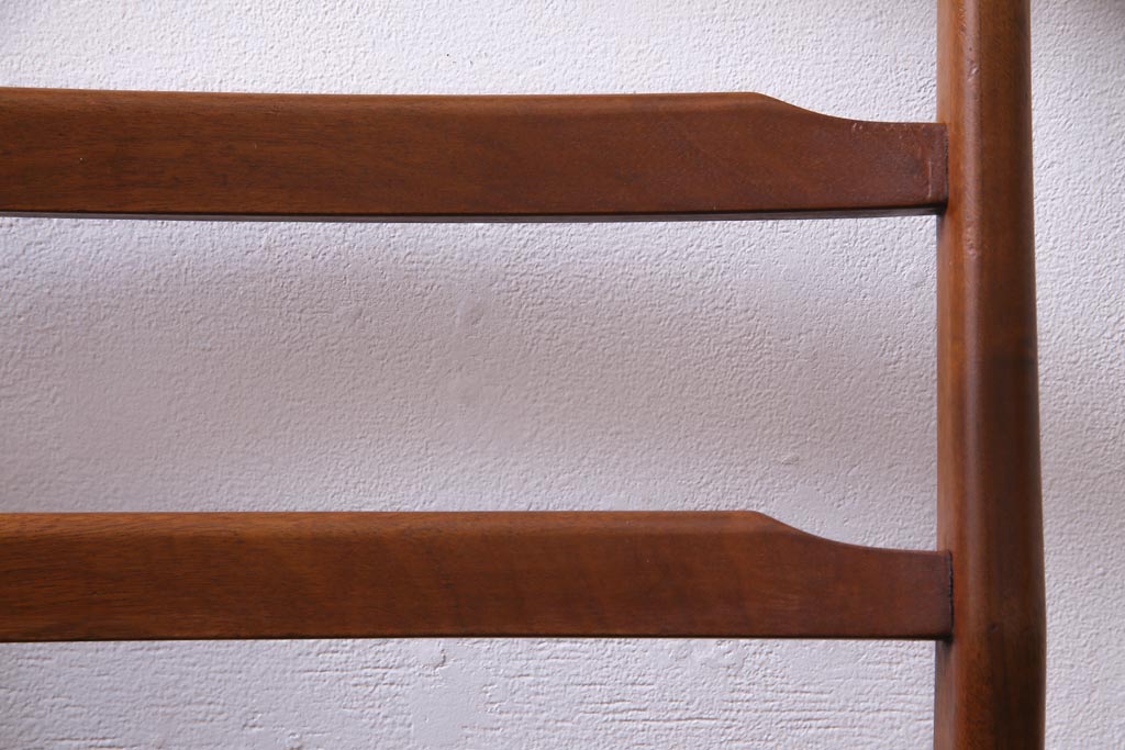 ヴィンテージ家具　北欧ビンテージ　チーク材　黒の座面が大人の雰囲気漂うダイニングチェア(椅子、ワークチェア)(2)