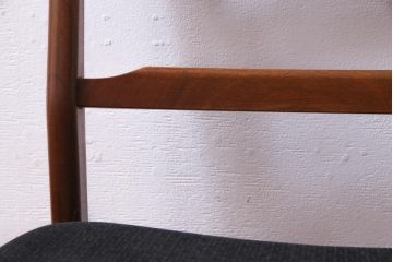 ヴィンテージ家具　北欧ビンテージ　チーク材　黒の座面が大人の雰囲気漂うダイニングチェア(椅子、ワークチェア)(2)