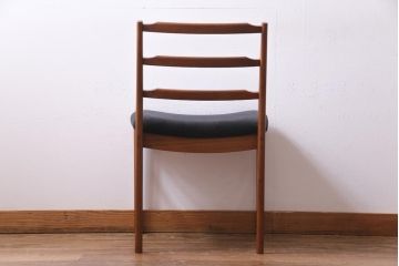 ヴィンテージ家具　北欧ビンテージ　チーク材　黒の座面が大人の雰囲気漂うダイニングチェア(椅子、ワークチェア)(2)