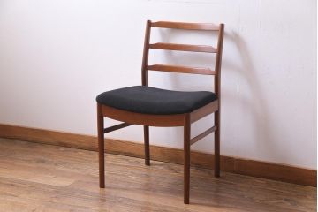 ヴィンテージ家具　北欧ビンテージ　チーク材　黒の座面が大人の雰囲気漂うダイニングチェア(椅子、ワークチェア)(2)