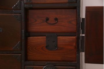 アンティーク家具　和製アンティーク　前面ケヤキ材　立体的な意匠が目を引く仙台箪笥(野郎箪笥、衣装箪笥、和タンス、引き出し)