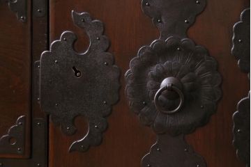 アンティーク家具　和製アンティーク　前面ケヤキ材　立体的な意匠が目を引く仙台箪笥(野郎箪笥、衣装箪笥、和タンス、引き出し)