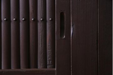 アンティーク家具　和製アンティーク　四尺　和モダンな雰囲気の丸桟引き戸の近江水屋箪笥(時代箪笥)