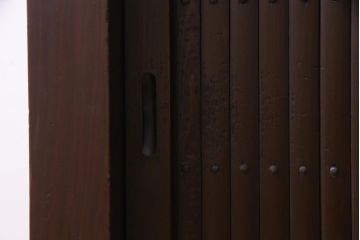 アンティーク家具　和製アンティーク　四尺　和モダンな雰囲気の丸桟引き戸の近江水屋箪笥(時代箪笥)