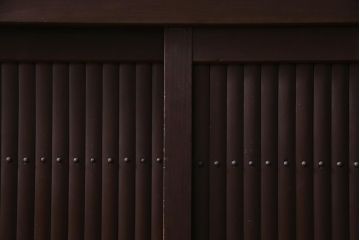 アンティーク家具　和製アンティーク　四尺　和モダンな雰囲気の丸桟引き戸の近江水屋箪笥(時代箪笥)