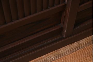 アンティーク家具　和製アンティーク　四尺　和モダンな雰囲気の丸桟引き戸の近江水屋箪笥(時代箪笥)