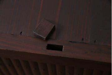 アンティーク家具　和製アンティーク　四尺　和モダンな雰囲気の丸桟引き戸の近江水屋箪笥(時代箪笥)