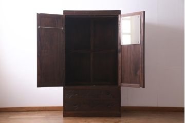 中古　伝統工芸　軽井沢彫り　竹モチーフの意匠が魅力的なワードローブ(洋服タンス、チェスト)