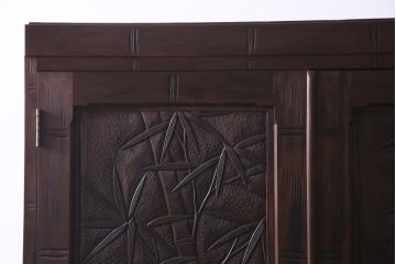 中古　伝統工芸　軽井沢彫り　竹モチーフの意匠が魅力的なワードローブ(洋服タンス、チェスト)