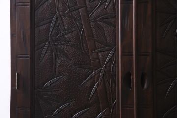 中古　伝統工芸　軽井沢彫り　竹モチーフの意匠が魅力的なワードローブ(洋服タンス、チェスト)
