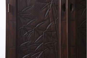 中古　伝統工芸　軽井沢彫り　竹モチーフの意匠が魅力的なワードローブ(洋服タンス、チェスト)