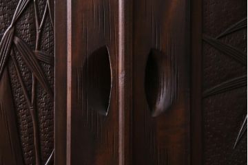 中古　伝統工芸　軽井沢彫り　竹モチーフの意匠が魅力的なワードローブ(洋服タンス、チェスト)