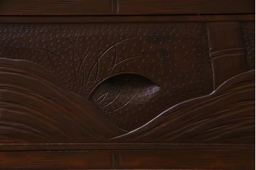 中古　伝統工芸　軽井沢彫り　竹モチーフの意匠が魅力的なワードローブ(洋服タンス、チェスト)